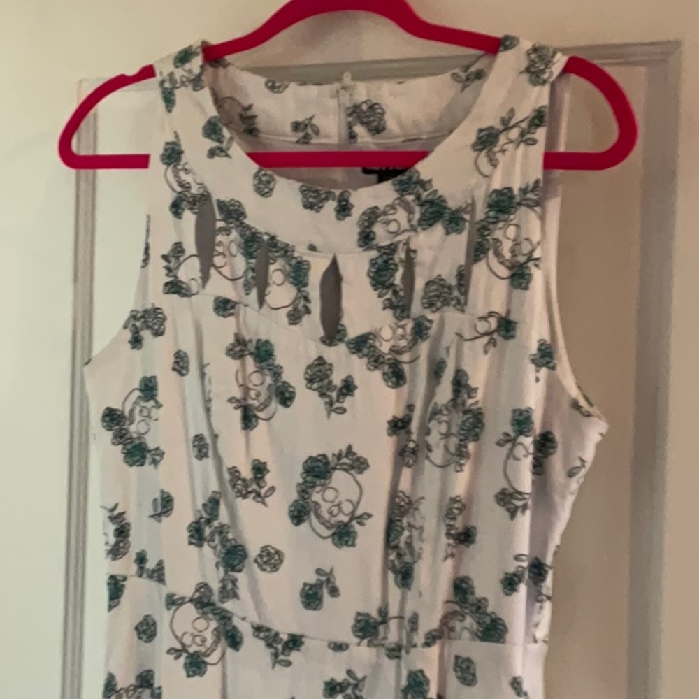Hot Topic Skull and Flower Dress White size XL